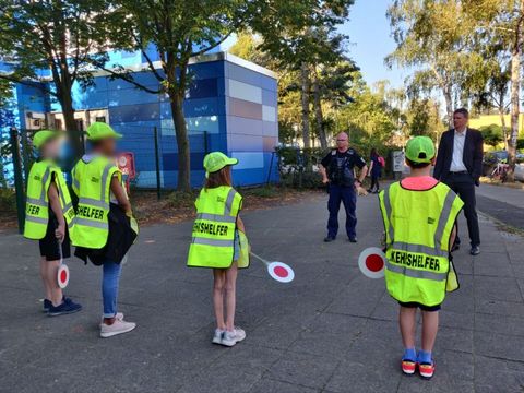 Schülerlotsen der Ringelnatz-Grundschule, Polizist Olaf Klotzbücher (l.), Schulstadtrat Tobias Dollase (parteilos, für CDU) (r.) (Bild: BA Reinickendorf)