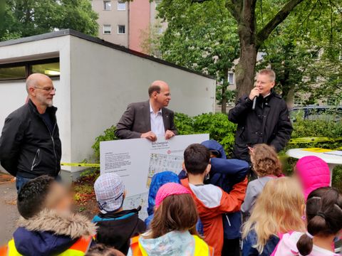 v.li.n.re. Heiko Weiß von der CÖGA, Frank Schröter von Berliner Sparkasse und Schulstadtrat Tobias Dollase bei Schulwegeplanübergabe an Kinder der Mark-Twain-Grundschule (Bild: Bezirksamt Reinickendorf)
