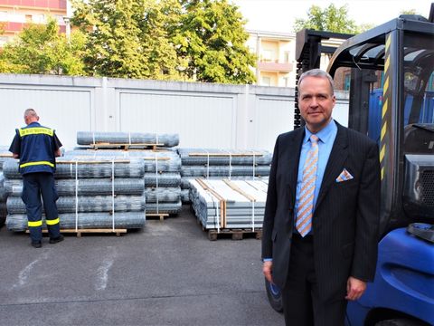 BzStR Maack (AfD) vor den Zaunelementen (Bild: Bezirksamt Reinickendorf)