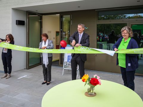 v.l.n.r.: Pädagogische Geschäftsleiterin Frau Katrin Gralla-Hoffmann, Staatssekretärin für Jugend und Familie Frau Sigrid Klebba, Jugendstadtrat Herr Tobias Dollase und Kita-Leiterin Frau Kirstin Wendler (Bild: Kindertagesstätten Nordwest, Eigenbetrieb von Berlin)