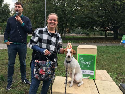 Hund Lumi und ihre Halterin freuen sich über den Titel „coolster Hund im Kiez“ (Bild: AG.URBAN)