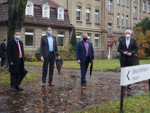 v.l.n.r.: Gesundheitsstadtrat Uwe Brockhausen, Amtsarzt Patrick Larscheid, Bezirksbürgermeister Frank Balzer und Bundespräsident Frank-Walter Steinmeier (Bild: BA Reinickendorf)