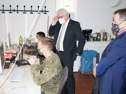 Bundespräsident (M.) und Bezirksbürgermeister (r.) im Austausch mit den Mitarbeitern im Lagezentrum (Bild: BA Reinickendorf)