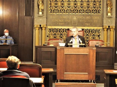 Bezirksstadtrat Maack spricht im BVV Saal mit Bürgerinnen und Bürgern aus der Siedlung Waldidyll (Bild: BA Reinickendorf)