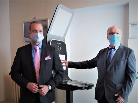 Bezirksstadtrat Sebastian Maack (AfD) präsentiert zusammen mit dem Fachbereichsleiter Bürgerämter, Herrn Roman Skwirawski (rechts), die neuen Ausweisautomaten im Bürgeramt Reinickendorf-Ost (Bild: BA Reinickendorf)