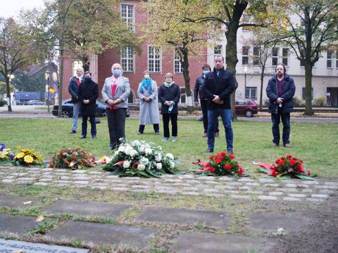 Die Vorsteherin der Bezirksverordnetenversammlung (BVV) Kerstin Köppen (v.l.), Bezirksbürgermeister Frank Balzer (CDU)(r.) sowie die Fraktionsvorsitzenden der BVV bei der Kranzniederlegung zum Gedenken an die Opfer der Novemberpogrome 1938 (Bild: BA Reinickendorf)