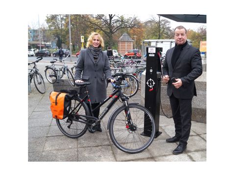 Bezirksbürgermeister Frank Balzer (r.) und Bezirksstadträtin Katrin Schultze-Berndt (l.) (beide CDU) an der Fahrradreparaturstation vor dem Haupteingang des Rathauses Reinickendorf (Bild: BA Reinickendorf)