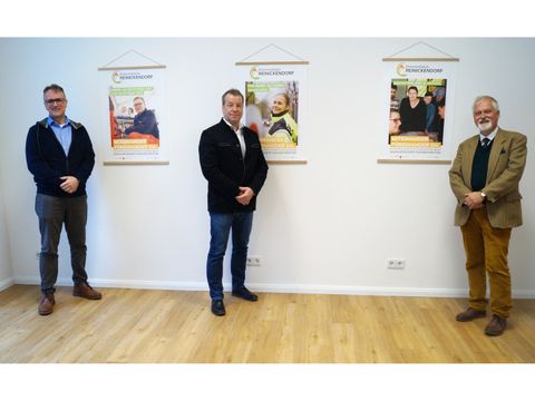 Bezirksbürgermeister (M.) mit dem Vorstandsvorsitzenden Stiftung Unionhilfswerk und dem Projektleiter des Ehrenamtsbüros Reinickendorf (l.) vor der Plakatkampagne vom Ehrenamtsbüro Reinickendorf (Bild: Bezirksamt Reinickendorf)