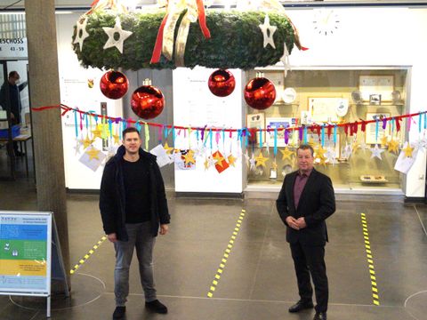 Bezirksbürgermeister Frank Balzer eröffnet mit Florian Schröder vom Verein „Schenk doch mal ein Lächeln“ die Wunschbaumaktion 2020 im Rathaus Reinickendorf. Den ersten Wunsch, ein Ball für einen Jungen, erfüllt der Bürgermeister gleich selbst. (Bild: BA Reinickendorf)