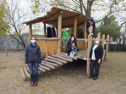 (v.l.n.r.) Christine Huinink, Arno Heseler, beim Kind Sevim Sahin und Frau Köppen (Bild: Outlaw gGmbH)
