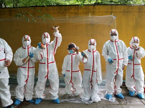 DemokraTEA (Partnerschaft für Demokratie Reinickendorf): Kursleiter und Teilnehmende Kinder am Graffiti-Projekt DemokraTEA in Schutzkleidung (Bild: BA Reinickendorf)