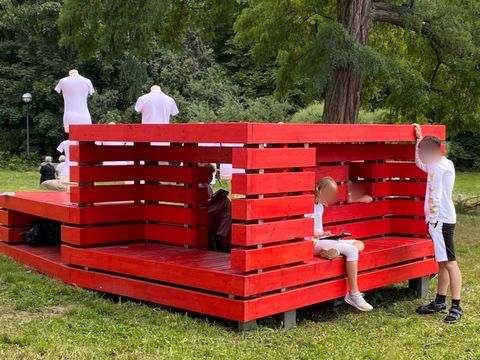 Neue Holzplateaus zum Klettern, Spielen und Verweilen (Bild: ATRIUM)
