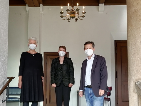 v.r.n.l.: Dr. Katrin Grüber (Forschungsinstitut Mensch, Ethik und Wissenschaft), Regina Vollbrecht (Beauftragte für Menschen mit Behinderung, Reinickendorf), Uwe Brockhausen (Bezirksstadtrat für Wirtschaft, Gesundheit, Integration und Soziales) (Bild: Bezirksamt Reinickendorf)