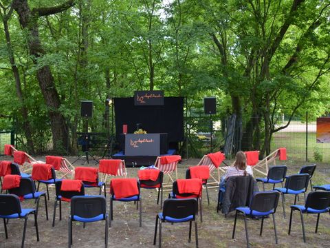 Noch leerer Veranstaltungsort „Tegel liest“ im Garten des meredo (Bild: BA Reinickendorf)