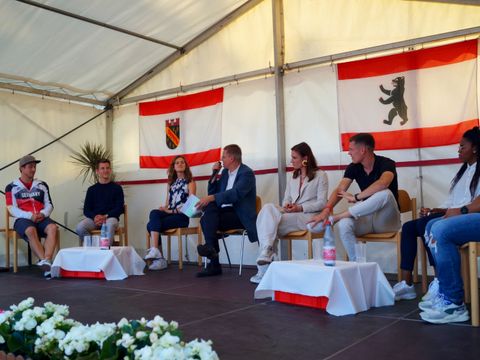 Reinickendorfer Sportgespräch mit 6 Olympioniken (v.l.n.r.) Thomas Plößel, Leo Köpp, Deborah Schöneborn, Tobias Dollase, Karolina Pahlitzsch, Marc Koch, Yuliana Angulo, Dolmetscher (Bild: BA Reinickendorf)