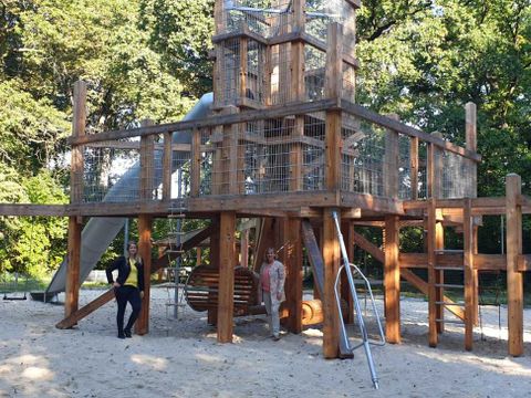 Bezirksstadträtin Katrin Schultze-Berndt (CDU) und Angela Gahlert, Spielplatzverwaltung (l.) auf dem sanierten Spielplatz Mäckeritzwiesen. (Bild: BA Reinickendorf)