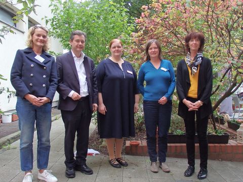 v.l.n.r.: Katrin Falkenhahn (Humanistischer Verband Berlin), Uwe Brockhausen (Bezirksstadtrat), Sophie Seidel-Bonitz (Caritas Sozialstation Wedding), Uta Reiberg (Pflegestützpunkt Märkisches Viertel), Michaela Schröder (Bezirksamt Reinickendorf von Berlin) (Bild: Bezirksamt Reinickendorf)