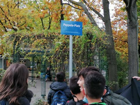 Am Mittwoch, dem 6. Oktober 2021 um 14 Uhr wurde das blaue Schild mit weißer Schrift enthüllt. (Bild: Harald Liegel)