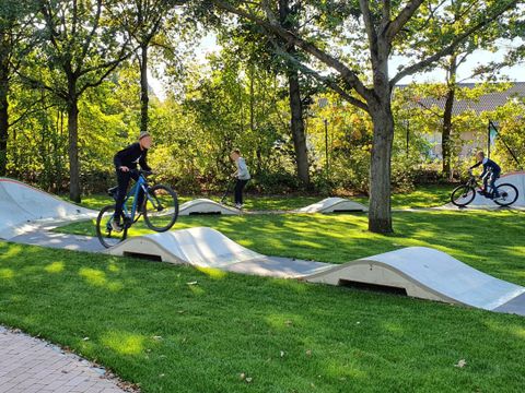 Der Pumptrack ist ein Rundkurs und besteht aus einer Asphaltfahrbahn mit Wellen und Kurven aus modularen Beton-Elementen. (Bild: BA Reinickendorf)