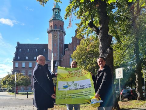 v.r.n.l.: Sebastian Herges von der Anwohnerinitiative „BerlinerBäumeWässerer“, Leiter des Umwelt- und Naturschutzamtes, Tillmann Albinus und Leiter des Straßen- und Grünflächenamtes, Berthold Zenner (Bild: BA Reinickendorf)