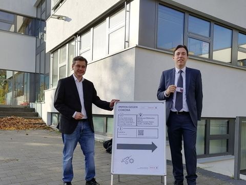 v.l.n.r.: Uwe Brockhausen (Gesundheitsstadtrat), Hauke Haverkamp (Amtsleiter Amt für Bürgerdienste) (Bild: BA Reinickendorf)