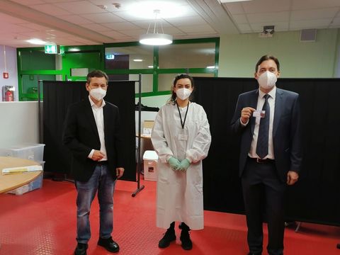 v.l.n.r.: Uwe Brockhausen (Gesundheitsstadtrat), Parisa Sarkardeh (Impfärztin DRK), Hauke Haverkamp (Amtsleiter Amt für Bürgerdienste) (Bild: BA Reinickendorf)