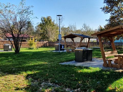 Die Grillplätze auf der Familienfarm Lübars mit überdachten Sitzmöglichkeiten. (Bild: BA Reinickendorf)