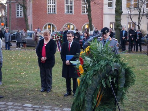Die Vorsteherin der Bezirksverordnetenversammlung Kerstin Köppen (CDU) (l.), stellvertretender Bezirksbürgermeister Uwe Brockhausen (SPD) und Kommandeur des Landeskommando Berlin, Brigadegeneral Jürgen Karl Uchtman (r.) bei der Kranzniederlegung (Bild: BA Reinickendorf)