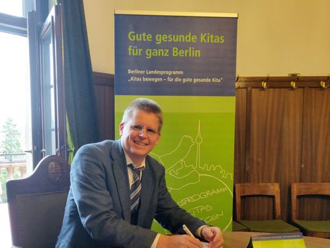 Jugendstadtrat Tobias Dollase unterschreibt Kooperationsvertrag (Bild: BA Reinickendorf)