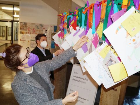 Bezirksbürgermeister Uwe Brockhausen und Vereinsmitglied Laura Scholz erkunden die Kinderwünsche. (Bild: BA Reinickendorf)