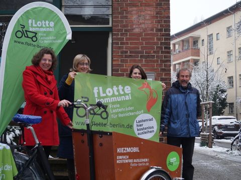 Von links: Bezirksstadträtin Korinna Stephan, Henriette Louis (Flotte Berlin), Alicia Reschke (QM Letteplatz) und Thomas Büermann (ADFC). (Bild: BA Reinickendorf)