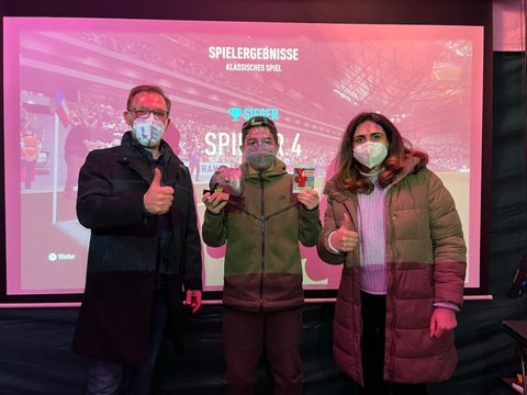 Jugendbeauftragter Dirk Buchwitz, Finalsieger „Soner_08“ sowie Organisatorin Niloufar Behradi-Ohnacker (v.l.) (Bild: BA Reinickendorf)