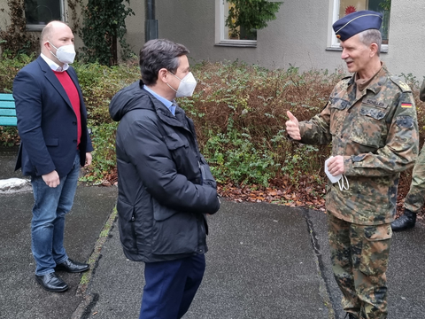 Bezirksbürgermeister Uwe Brockhausen (Mitte) und Gesundheitsstadtrat Alexander Ewers im Gespräch mit Generalleutnant Martin Schelleis. (Bild: BA Reinickendorf)