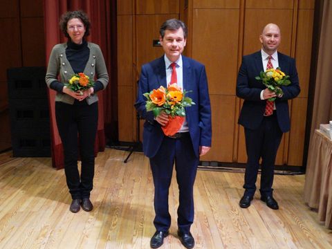 Zu dritt arbeitsfähig: Bezirksbürgermeister Uwe Brockhausen (Mitte) mit seinen neuen Stadtratskollegen Korinna Stephan und Alexander Ewers. (Bild: BA Reinickendorf)