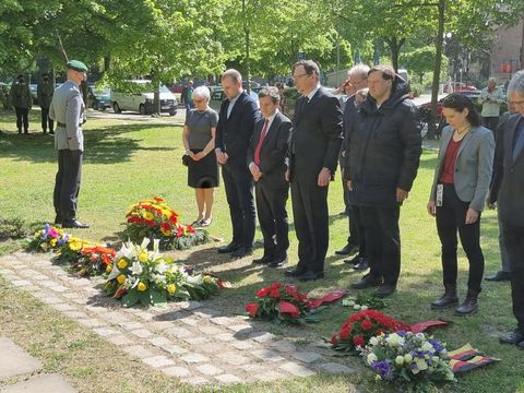 Neben Bezirksbürgermeister Uwe Brockhausen, und dem stellvertretenden Vorsteher der Bezirksverordnetenversammlung, Dr. Dieter Schramm, hier Stadträte und Fraktionsvorsitzende im stillen Gedenken. (Bild: BA Reincikendorf)