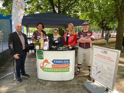 (v.l.n.r.) Alexander Ewers (Jugendstadtrat) , Angela Schütte (Berlin Flamingos), Sandra Krüger (Familienlotsin MV), Cornelia Otten (Familienlotsin MV) und Felix Kunisch (Berlin Flamingos) (Bild: BA Reinickendorf)