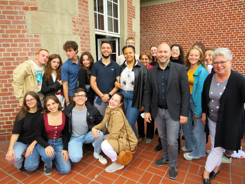 Gruppenfoto mit Bezirksstadtrat Alexander Ewers (Bild: BA Reinickendorf)