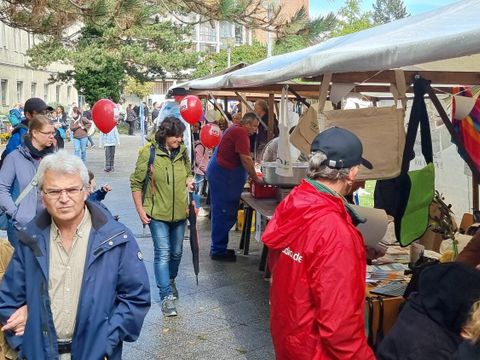 Gut besucht: die Infostände auf dem Rathausvorplatz. (Bild: BA Reinickendorf)