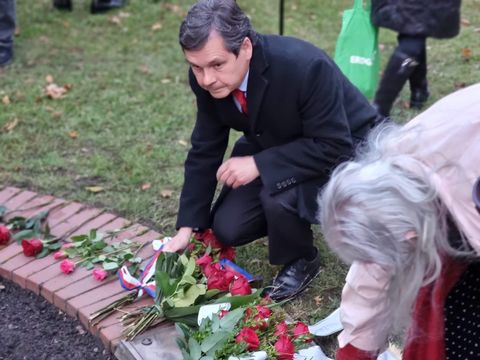 Bezirksbürgermeister Uwe Brockhausen (SPD) legte Blumen am Rosenbeet für Lidice nieder. (Bild: BA Reinickendorf)