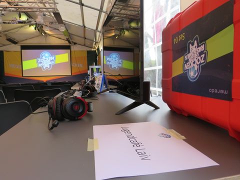 Turnierstart „Zocken gegen Rassismus“ im meredo – alle Playstation-Sets sind aufgebaut (Bild: BA Reinickendorf)