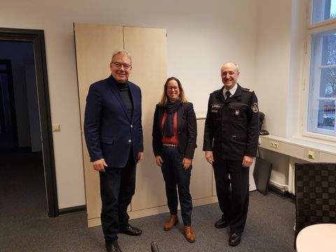 Bezirksstadtrat für Schule, Sport und Facility Management Harald Muschner (CDU), Feuerwehrakademieleiter Arvid Graeger und Bezirksstadträtin für Ordnungsangelegenheiten Julia Schrod-Thiel (CDU) nach dem Gespräch (v.l.n.r). (Bild: BA Reinickendorf)