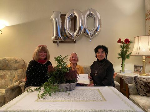 Bezirksstadträtin Emine Demirbüken-Wegner (CDU) besuchte mit der Leiterin der SoKo 36 Bettina Straumann (l.) die Jubilarin Ursula Steffens anlässlich ihres 100. Geburtstages (Bild: BA Reinickendorf)