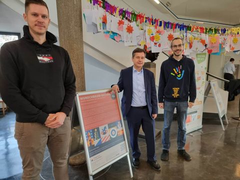 Bezirksbürgermeister Uwe Brockhausen (Mitte), Vereins-Vorstandsvorsitzender Fayez Gilke (re.) und Florian Schröder, Reinickendorf-Koordinator der Aktion. (Bild: BA Reinickendorf)