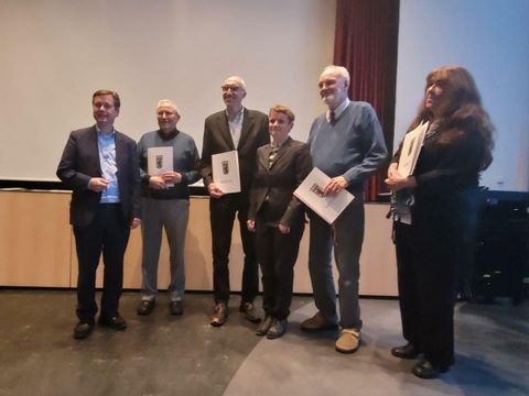 Bezirksbürgermeister Uwe Brockhausen (SPD)(links) und Regina Vollbrecht, Beauftragte für Menschen mit Behinderung (3.v.r.) mit den Preisträgern (Bild: BA Reinickendorf)