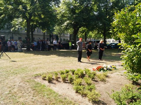 Anlässlich des 78. Jahrestages des gescheiterten Attentates vom 20. Juli 1944 legten Vertreter des Bezirksamtes, der Bezirksverordnetenversammlung und der Bundeswehr Kränze am Mahnmal in der Straße Am Rathauspark nieder. (Bild: BA Reinickendorf)