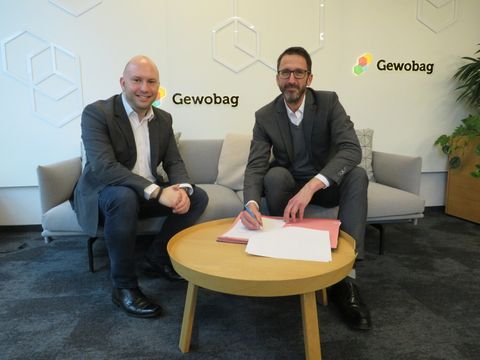 Jugendstadtrat Alexander Ewers (SPD) und Peter Burgfried (re), Prokurist bei der Gewobag (Bild: Bezirksamt Reinickendorf)
