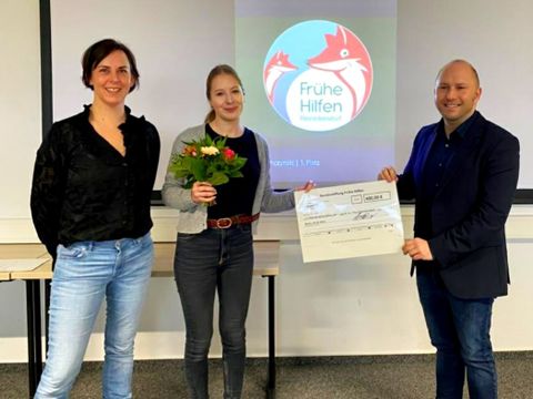 Bezirksstadtrat Alexander Ewers übergibt das Preisgeld der Gewinnerin Lena Pachczynski (Bild: BA Reinickendorf)