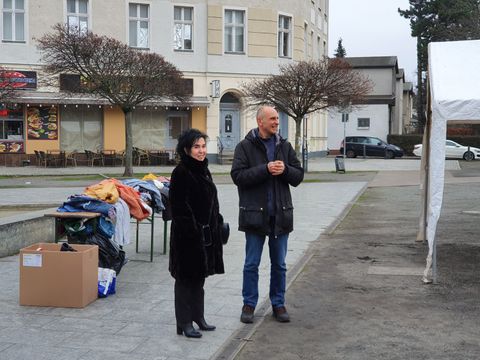 Bezirksstadträtin Emine Demirbüken-Wegner (CDU) und Martin Proschmann (Leiter des Sozialtreffpunkts) vor der Kleiderspendensammlung (Bild: BA Reinickendorf)
