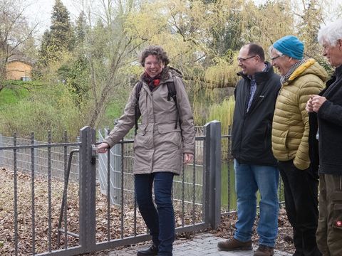 Ab sofort für die Öffentlichkeit zugänglich: Bezirksstadträtin Korinna Stephan öffnet symbolisch den Zugang zur Kleinen Tongrube (Bild: BA Reinickendorf)