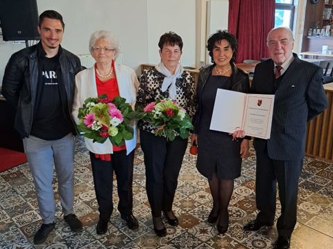 v.l.: Dominik Lindhammer (Fachbereich Senioren), Eva Mainka, Ingrid Preuß, Bürgermeisterin Emine Demirbüken-Wegner, Dieter Preuß. (Bild: BA Reinickendorf)